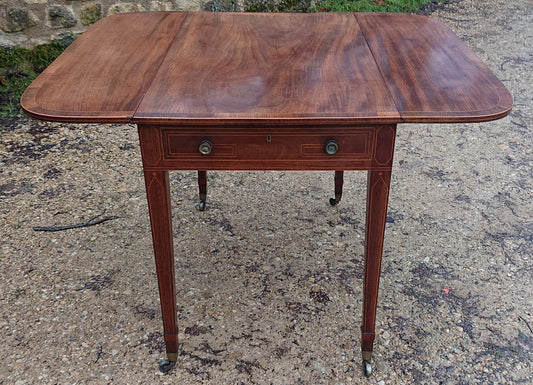 Fine Quality 18th Century Pembroke Table