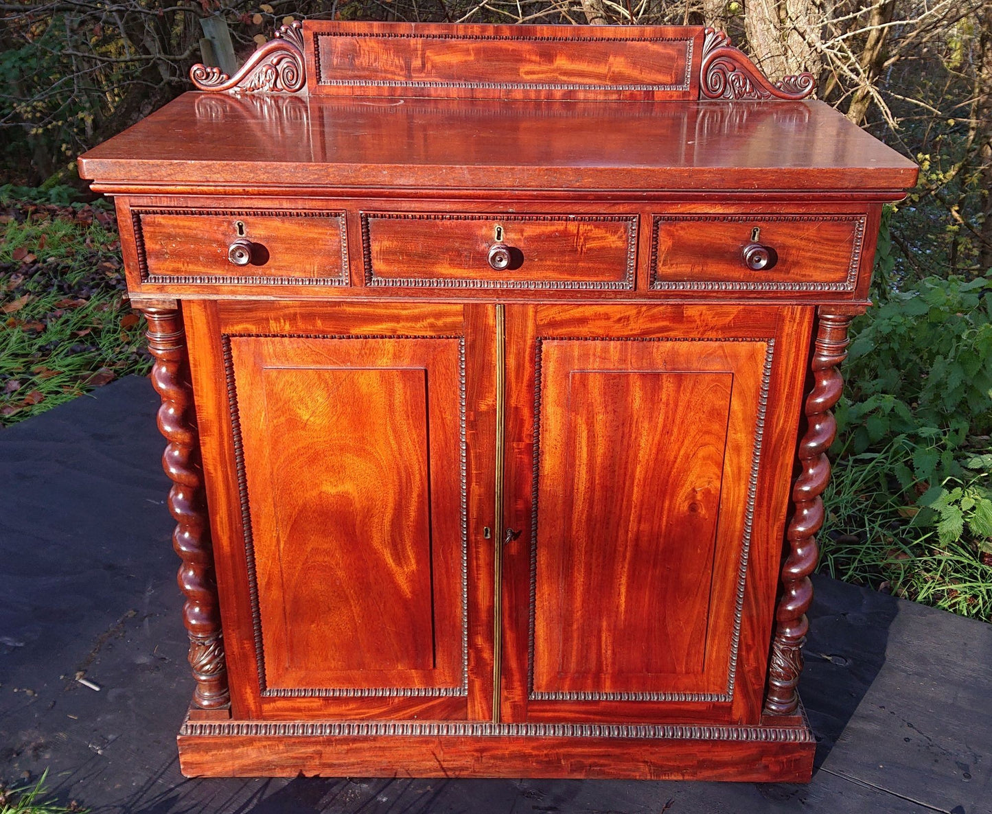 Exceptional Quality Early Nineteenth Century Mahogany Antique Chiffonier