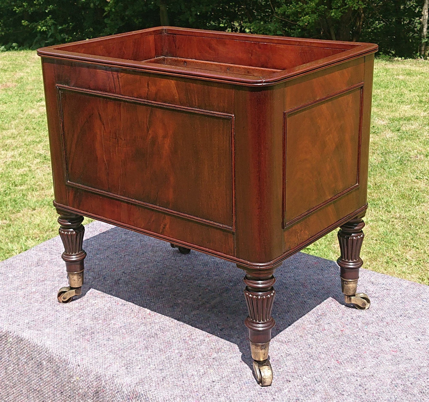 Early 19th Century Regency Mahogany Wine Cooler Cellarette attributed to Gillows of Lancaster and London