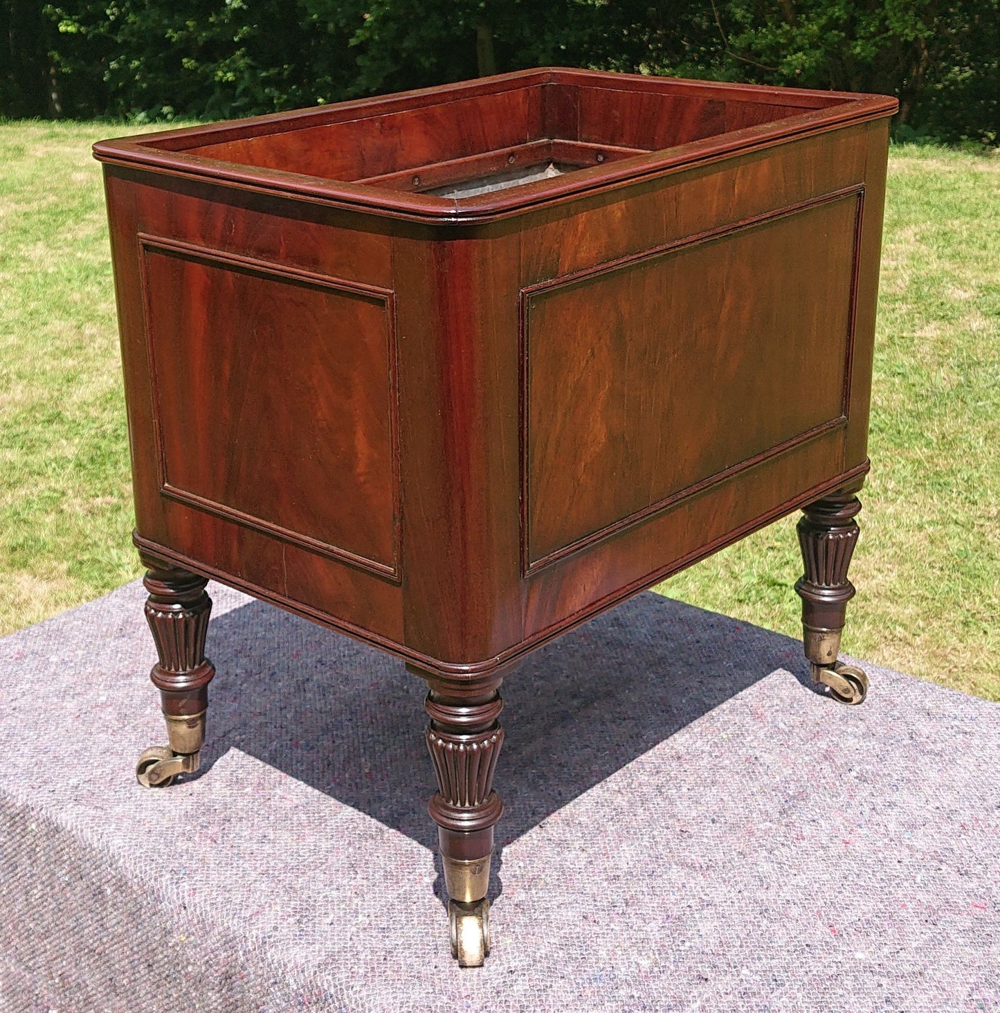 Early 19th Century Regency Mahogany Wine Cooler Cellarette attributed to Gillows of Lancaster and London