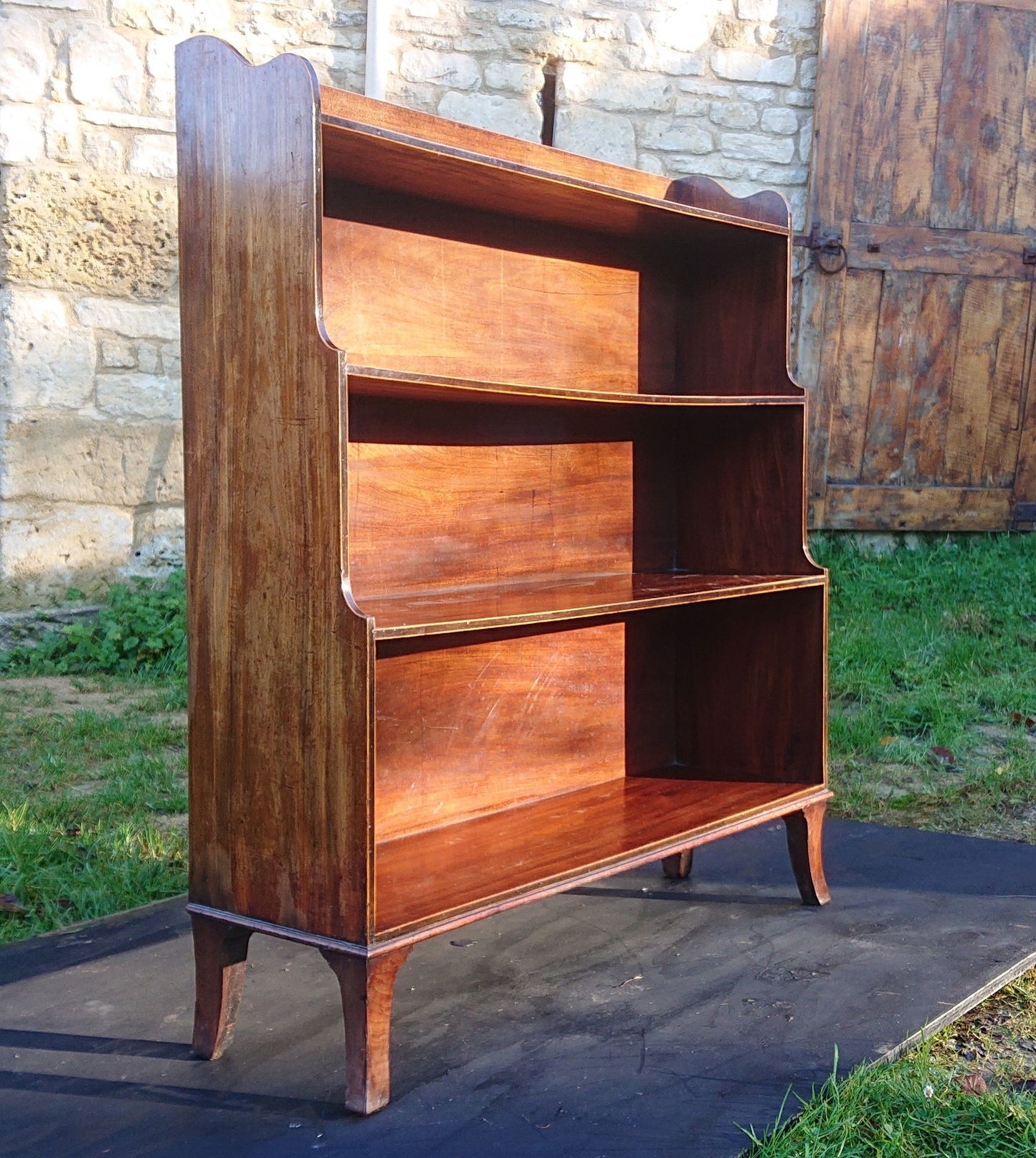 Early 19th Century Regency Waterfall Bookcase Made Of Solid Mahogany With Contrast Cross Banding And Boxwood Stringing