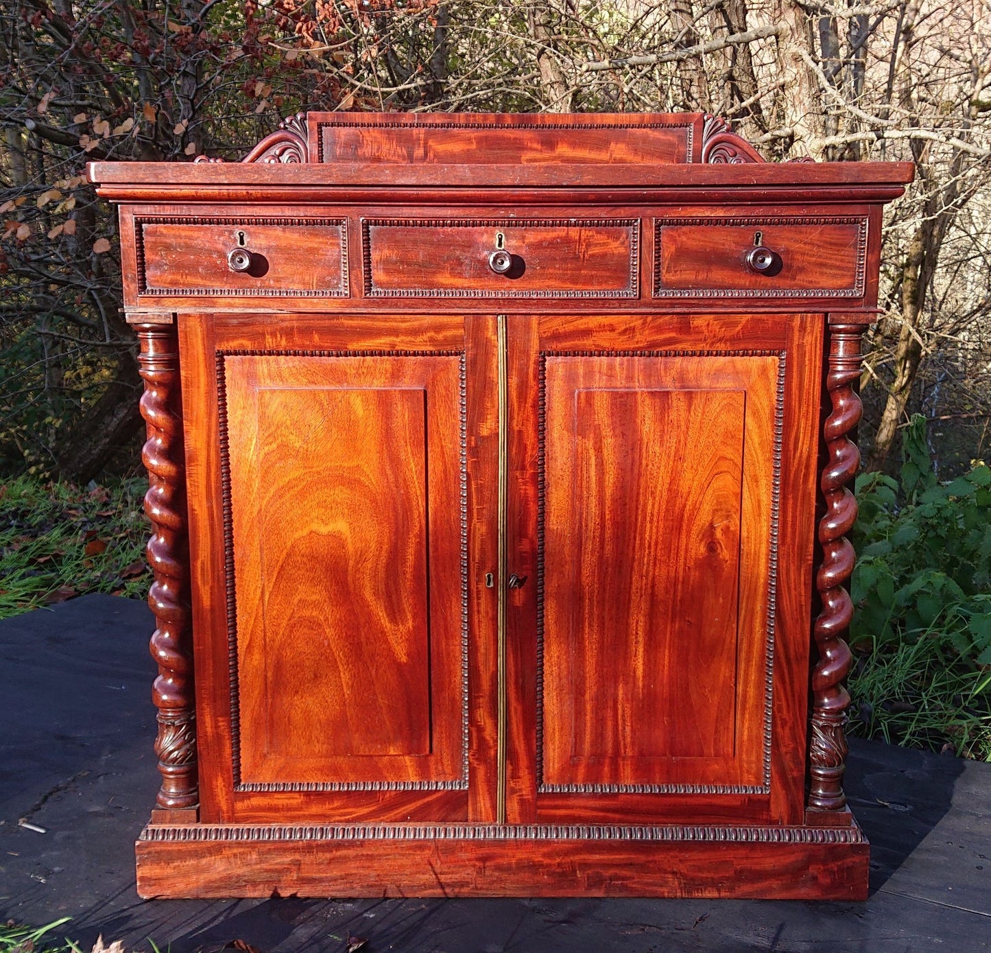 Exceptional Quality Early Nineteenth Century Mahogany Antique Chiffonier