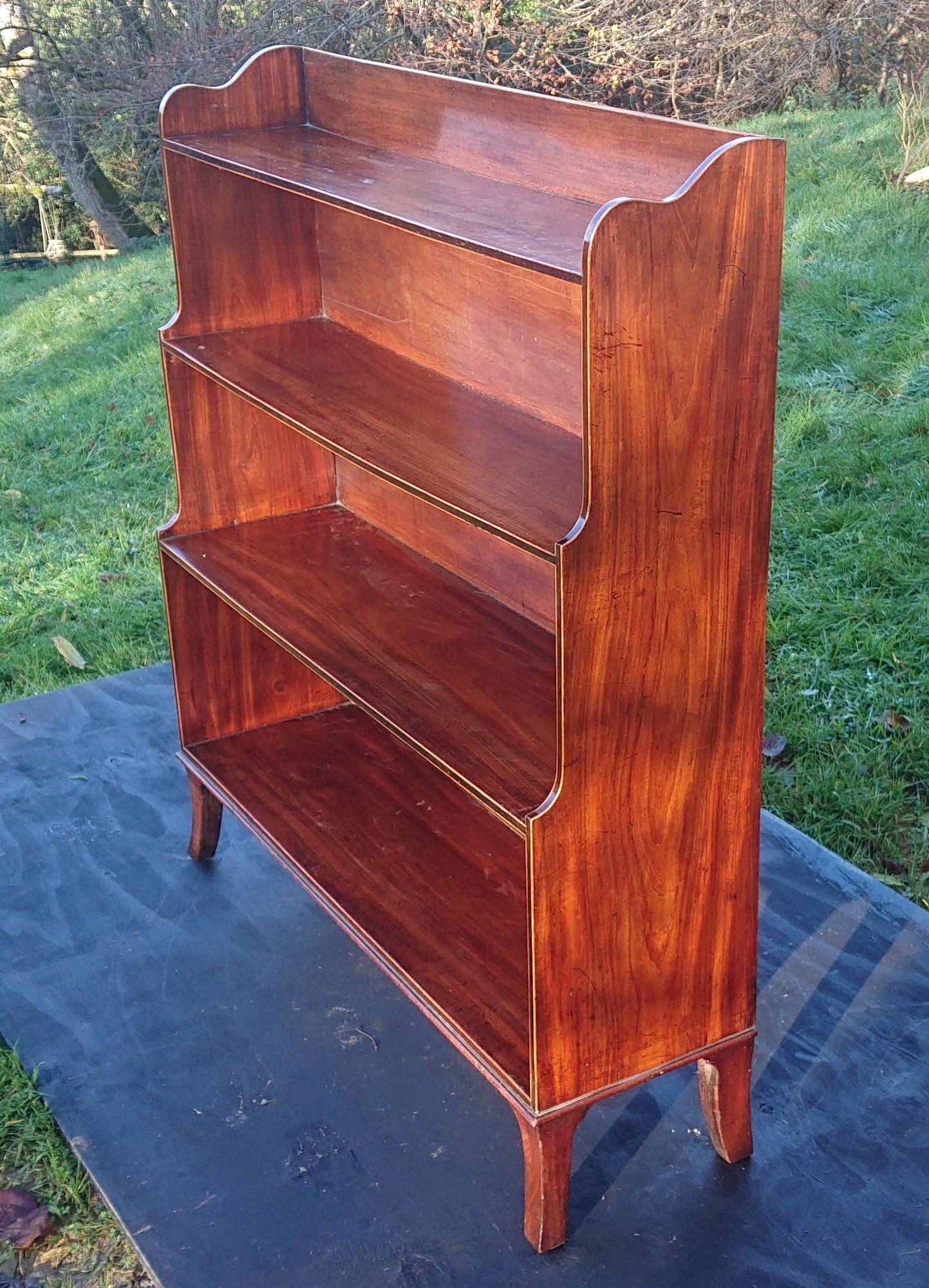 Early 19th Century Regency Waterfall Bookcase Made Of Solid Mahogany With Contrast Cross Banding And Boxwood Stringing