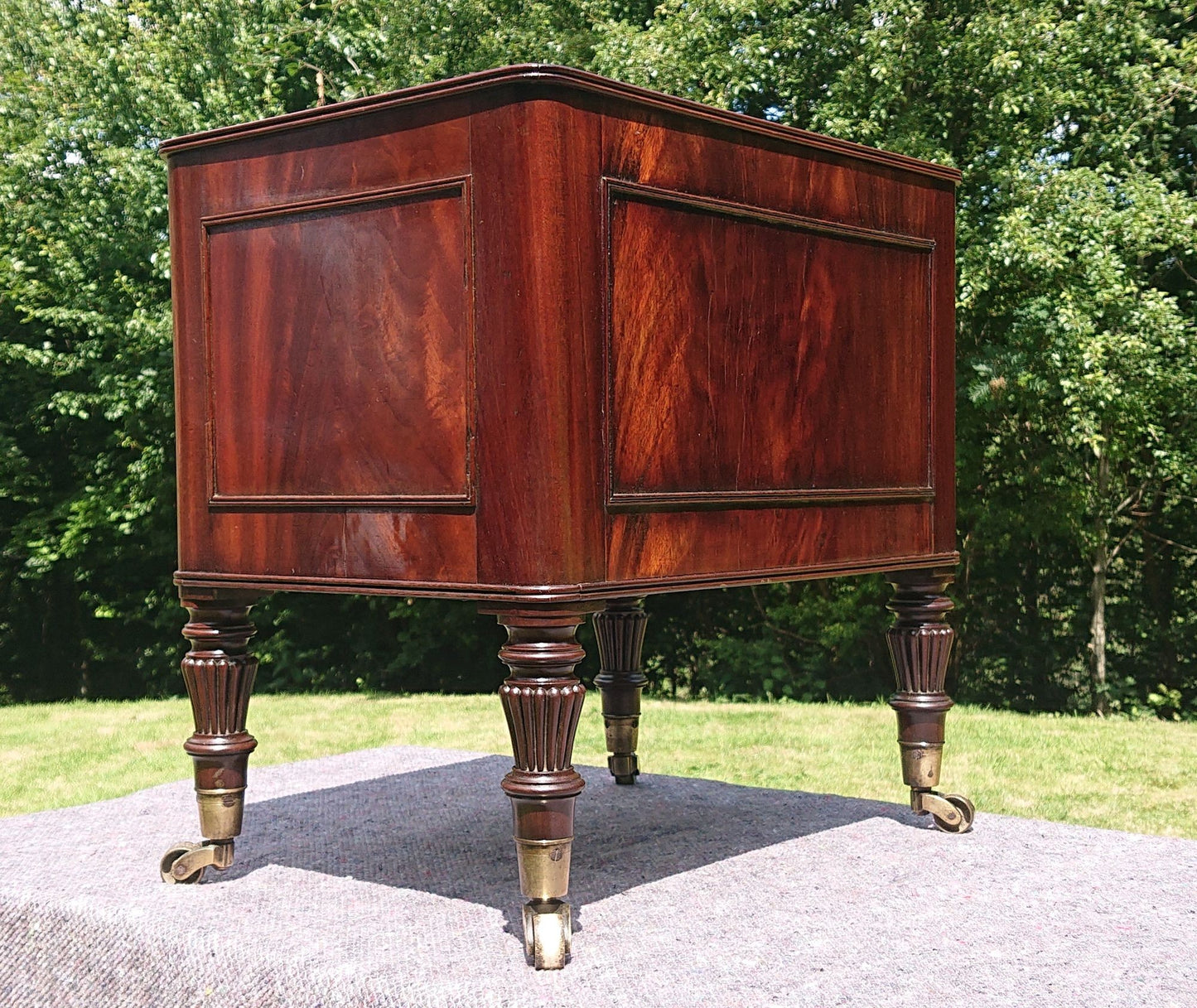 Early 19th Century Regency Mahogany Wine Cooler Cellarette attributed to Gillows of Lancaster and London