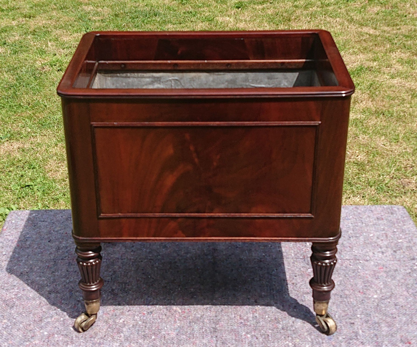 Early 19th Century Regency Mahogany Wine Cooler Cellarette attributed to Gillows of Lancaster and London