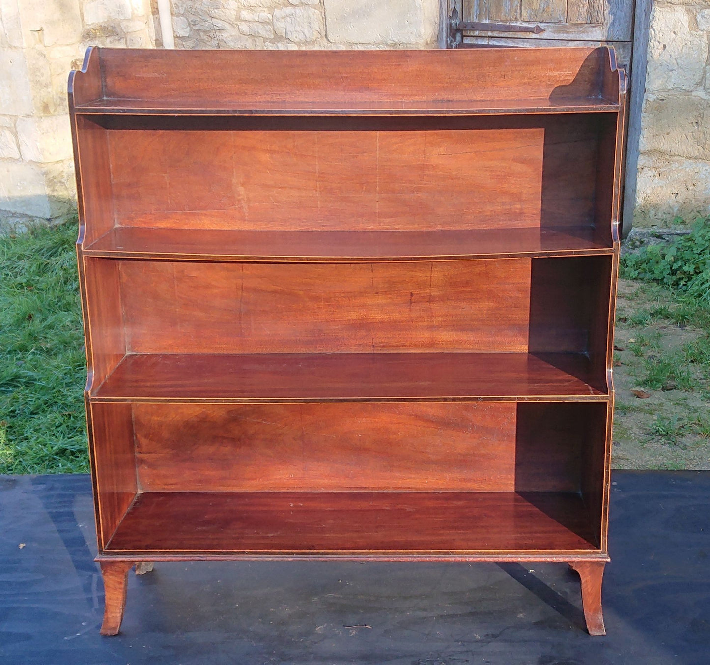 Early 19th Century Regency Waterfall Bookcase Made Of Solid Mahogany With Contrast Cross Banding And Boxwood Stringing