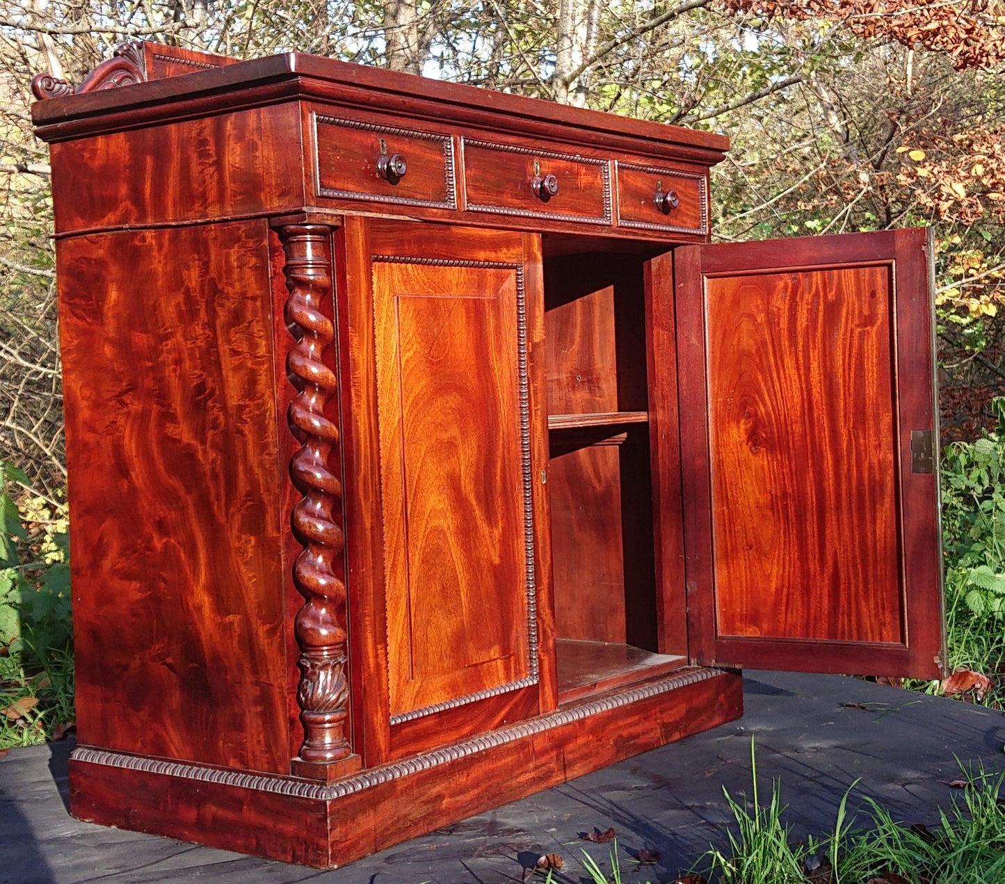 Exceptional Quality Early Nineteenth Century Mahogany Antique Chiffonier