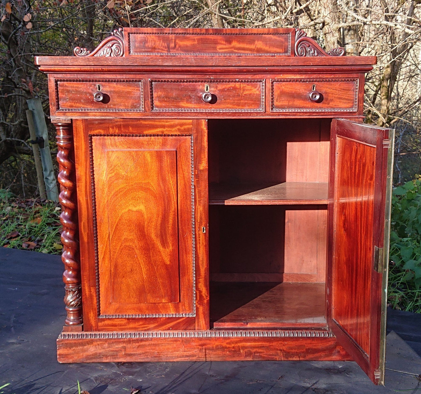 Exceptional Quality Early Nineteenth Century Mahogany Antique Chiffonier