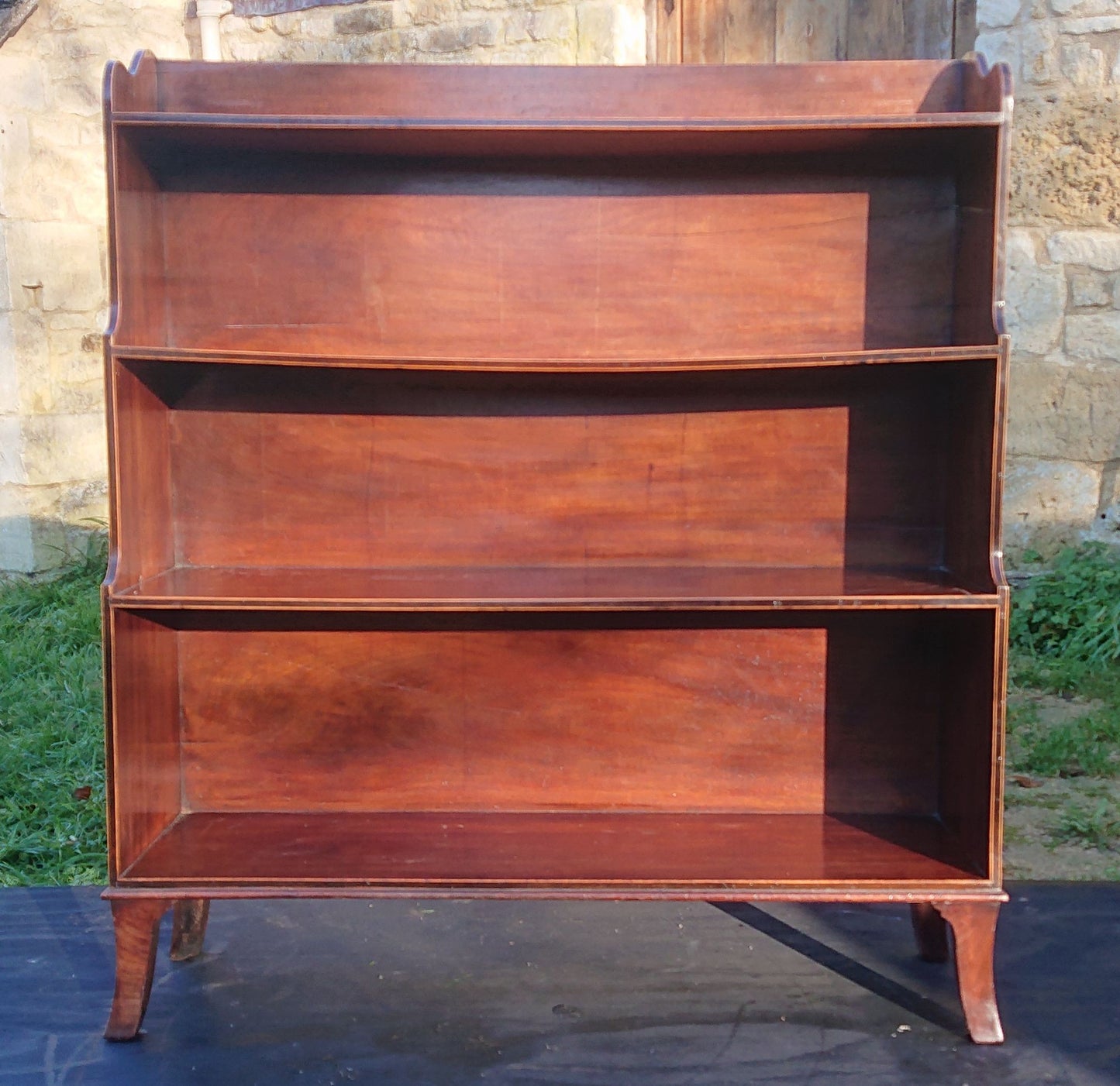 Early 19th Century Regency Waterfall Bookcase Made Of Solid Mahogany With Contrast Cross Banding And Boxwood Stringing